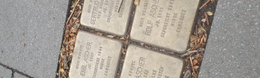 Nebeneinander sind vier Stolpersteine angeordnet, die an Emil, Gertrud, Rolf und Kurt Ascher erinnern. Auf den Steinen steht "DEPORTIERT 1941"